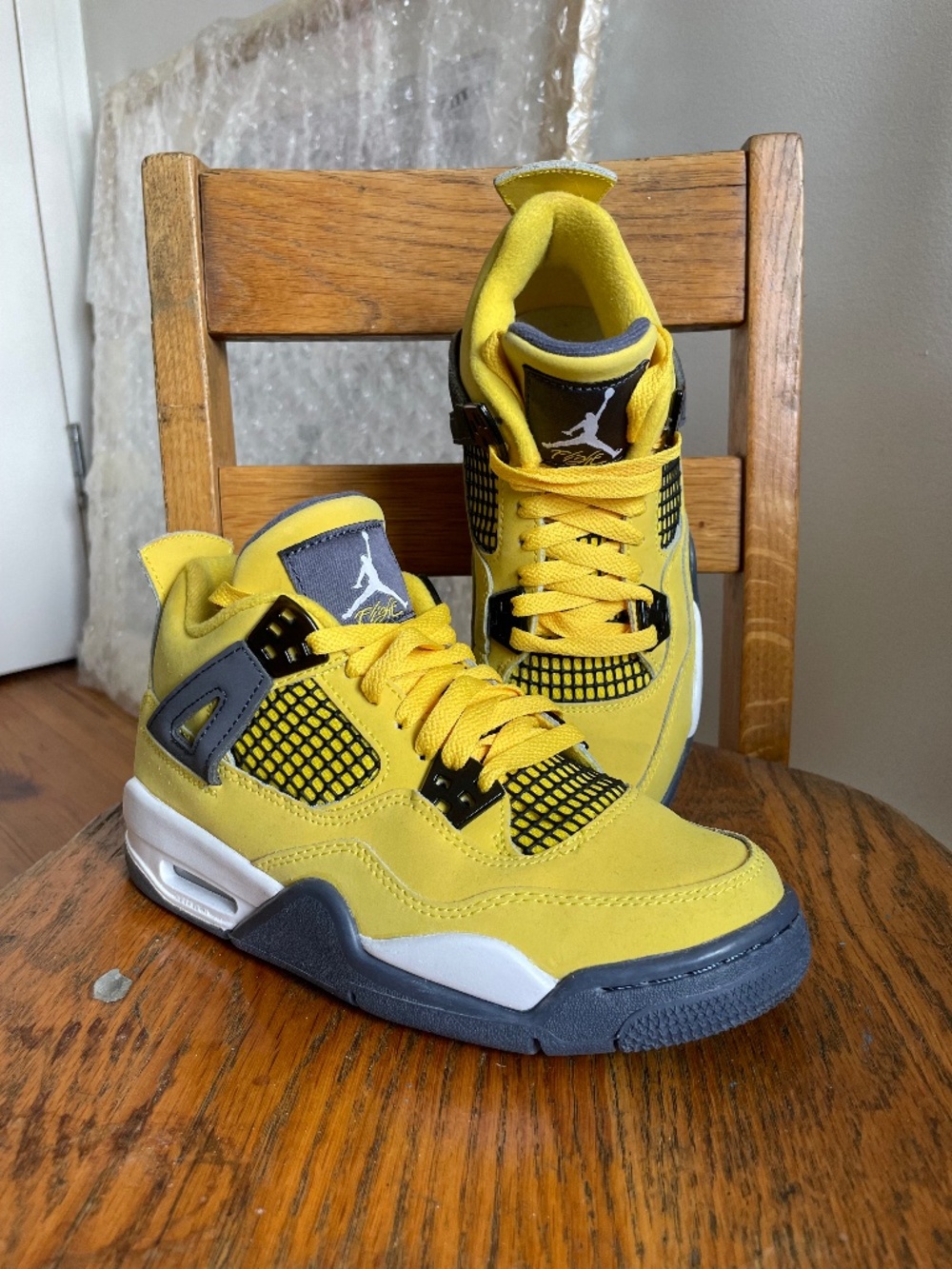 Jordan retro 4 lightning women's 6 / youth 4.5